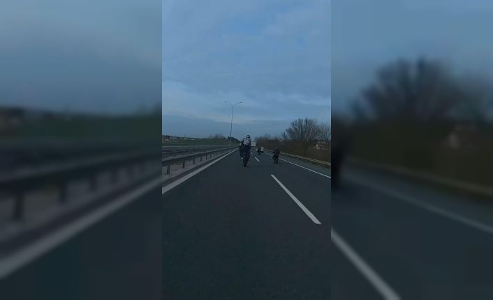 İstanbul’da plakasız motosiklet sürücülerinin trafiği tehlikeye düşürdüğü anlar kamerada