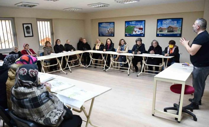 Kadın kursiyerler belediye hizmetlerini yerinde gördü