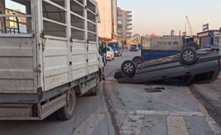 Kamyonete çarparak ters dönen aracını bırakıp kaçtı