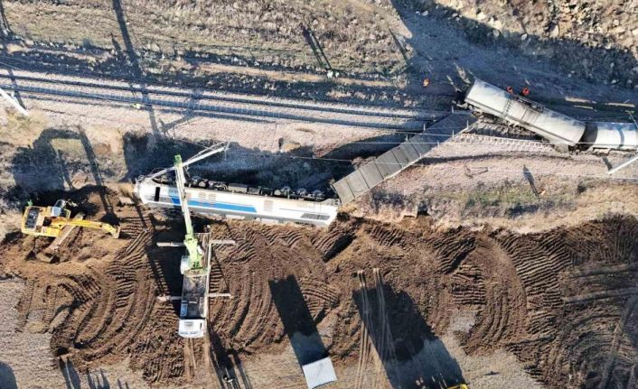 Kırıkkale’de devrilen zift yüklü treni kaldırma çalışmaları sürüyor