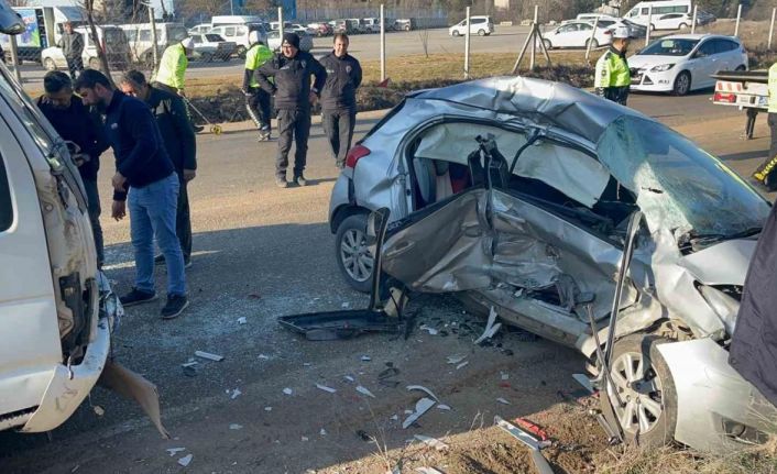 Kontrolden çıkan otomobil kamyonla çarpıştı: 2’si ağır 3 yaralı