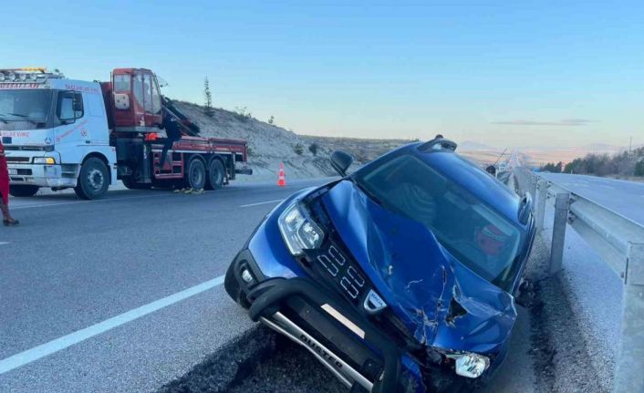 Kontrolden çıkan SUV araç refüje girdi