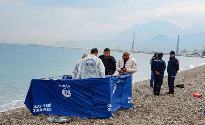 Konyaaltı sahilinde deniz üzerinde yarı çıplak erkek cesedi bulundu