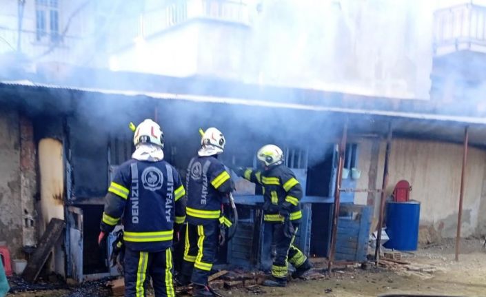 Kümesteki hayvanları yoldan geçen vatandaşların dikkati kurtardı