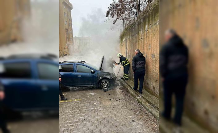 Mardin’de park halindeki otomobil alev aldı