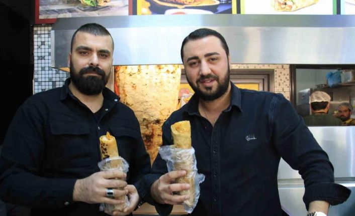 Mersin’de depremzedeler anısına 300 kilo döner ücretsiz dağıtıldı