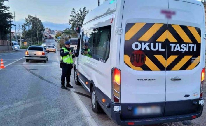 Mersin’de jandarma ekipleri okul servis araçlarını denetledi