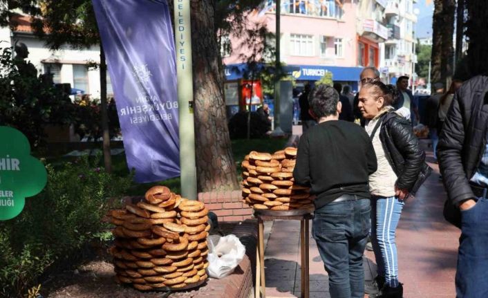 Mitingin kazananı simitçiler oldu