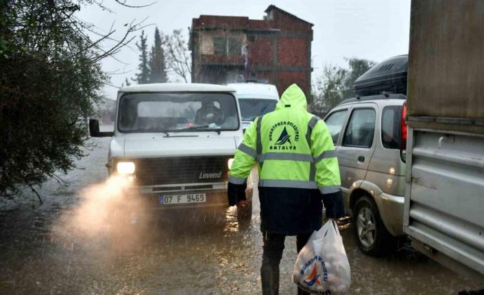 Muratpaşa’da aşevinden sel ve su baskını mağdurlarına sıcak yemek desteği