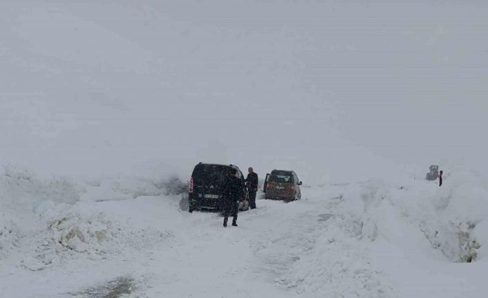 Muş’ta 18 araç içerisinde 53 kişi mahsur kaldı