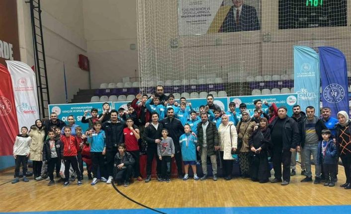 Okul sporları küçük erkekler güreş müsabakaları tamamlandı