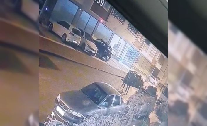 Önce tartıştı sonra otomobillerin aynalarını kırdı