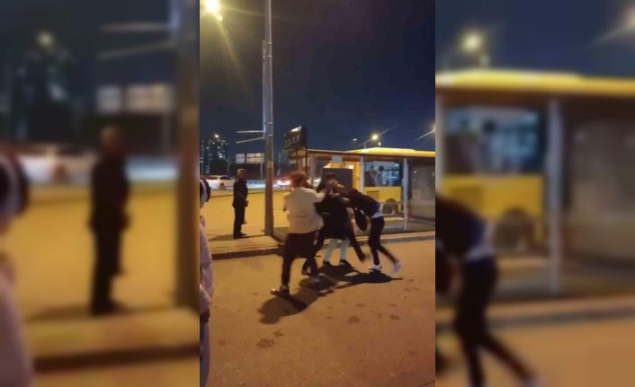 Otobüs şoförüyle yolcu arasında kavga çıktı, cadde ringe döndü