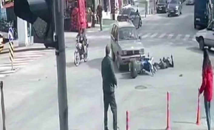 Otomobil ile motosikletin çarpışma anı kamerada