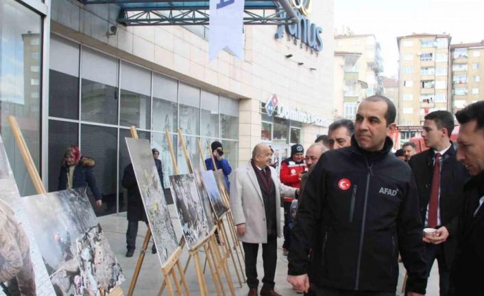 Saatler 13.24’ü gösterdi depremin 1. yıl dönümü fotoğraf sergisiyle anıldı