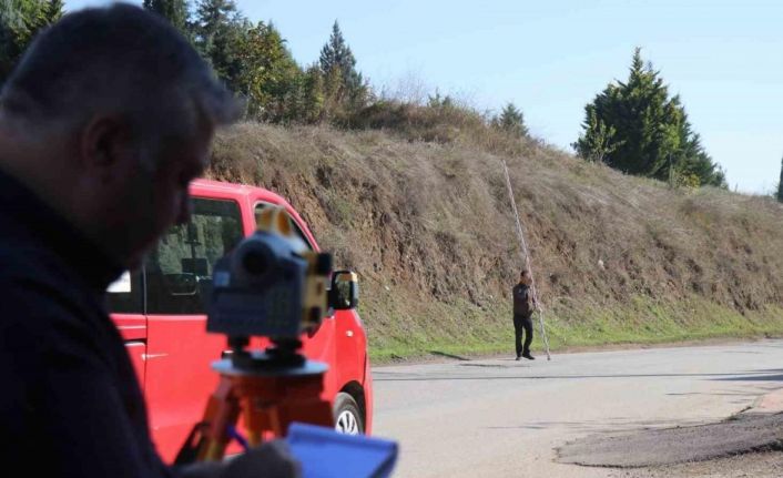 Sakarya’daki gizemli yol: Ayağını frenden çeken yokuş yukarı çıkıyor