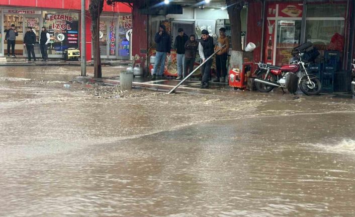 Siverek’te şiddetli yağış su baskınlarına neden oldu