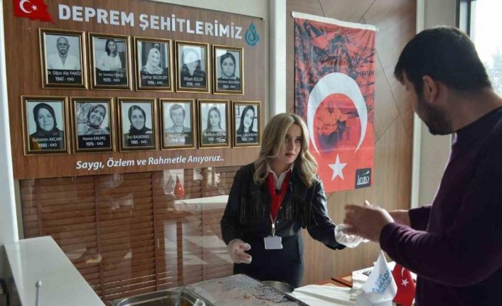 Sular Akademi Hastanesi depremde hayatını kaybedenlerin anısına helva ikramı yaptı