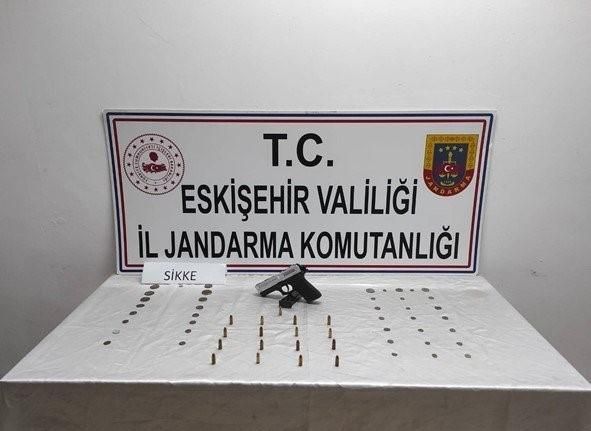 Tarihi eser ve ruhsatsız tabanca satmak isterken yakalandılar