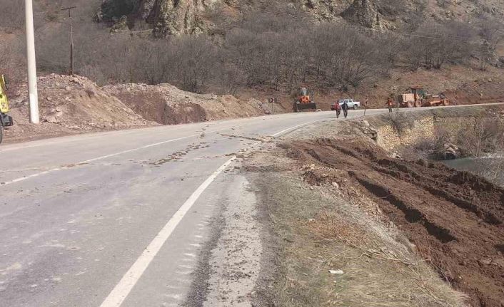 Tunceli’de devrilen tankerden çaya akan bitüm temizlendi