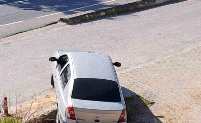 Umurlu’da araç kanala düşmekten son anda kurtuldu