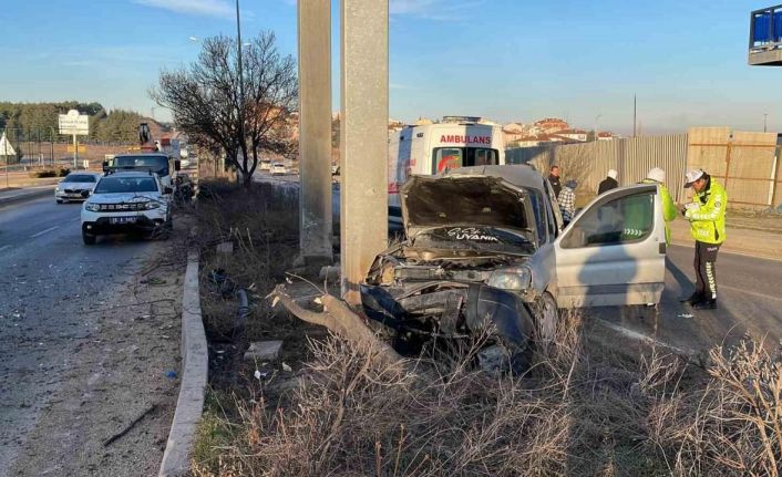 Üst geçidin ayağına çarpan araçtaki 2 kişi yaralandı