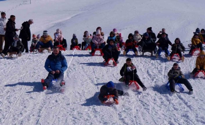 Vali Çiftçi çocuklarla kızak kaydı, gençlerle kayak yaptı