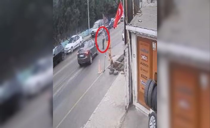 Yola çıkıp silahla araçları tehdit eden şahıs kamerada