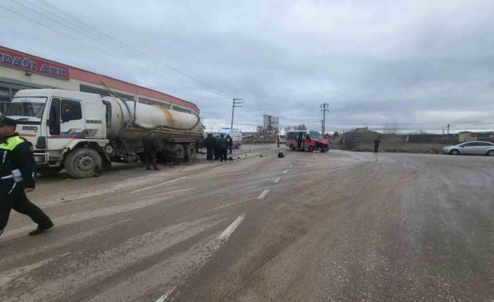 Yolcu dolu minibüs vidanjöre çarptı, 12 kişi yaralandı