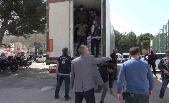 Amasya’da 40 kaçak göçmen taşıyan tırın sürücüsü tutuklandı