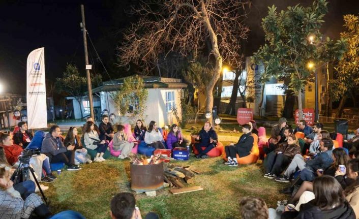 Başkan Böcek gençlerle gündüz konserde, akşam kamp ateşinde buluştu