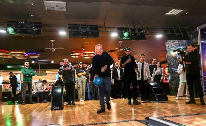 Başkan Zolan, gençlerle bowlingde hünerlerini sergiledi