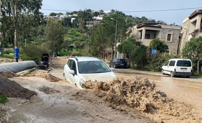 Bodrum’da isale hattı patladı, yollar göle döndü