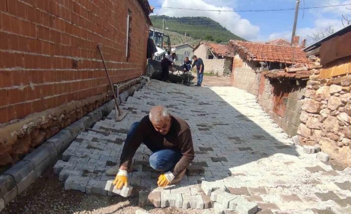 Burhaniye genelinde yol çalışmaları sürüyor