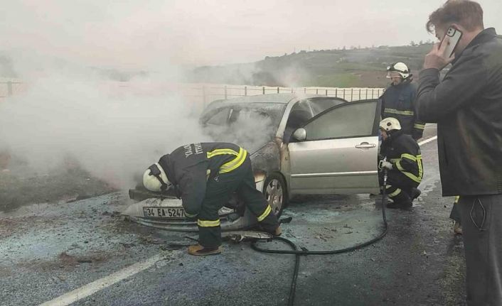 Bursa’da seyir halindeki otomobil alev aldı