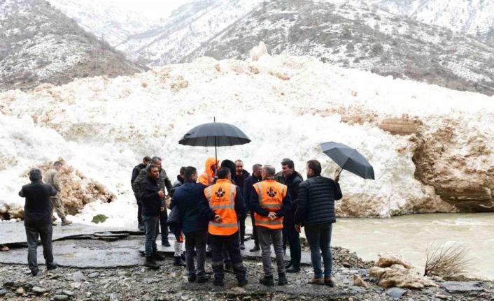 Çatak’ta çığ temizleme çalışmaları devam ediyor