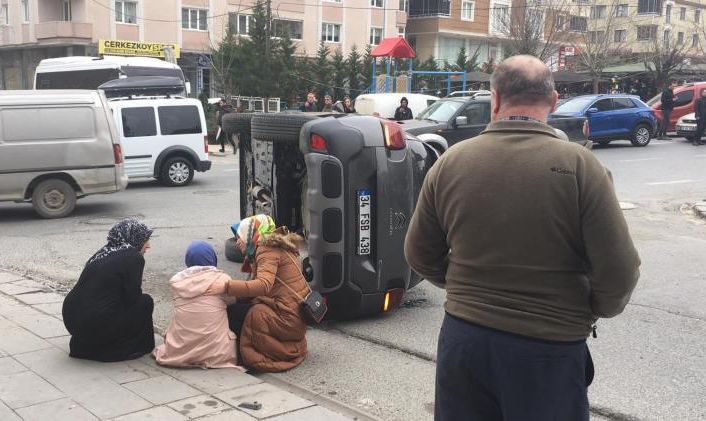 Çerkezköy’de korkutan kaza: Otomobil yan yattı, sürücü şoka girdi