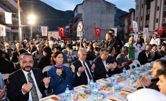 Denizli Büyükşehirin iftar sofrası Bağbaşı’nda kuruldu