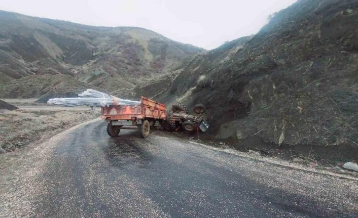 Devrilen traktörün altında kalan sürücü yaralandı