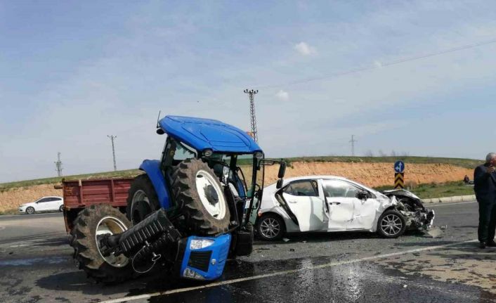 Diyarbakır’da otomobil ile traktör çarpıştı: 5 yaralı