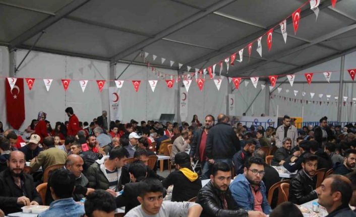 Elazığ Belediyesi’nden bin kişilik iftar sofrası