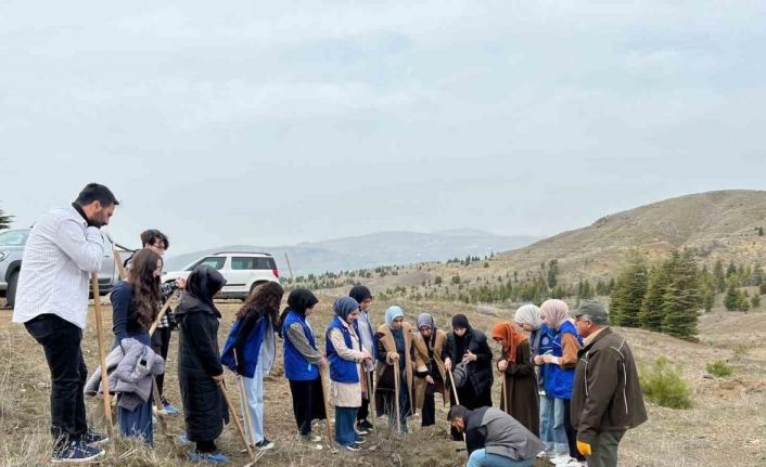 Elazığ’da öğrenciler fidan dikim etkinliğinde buluştu