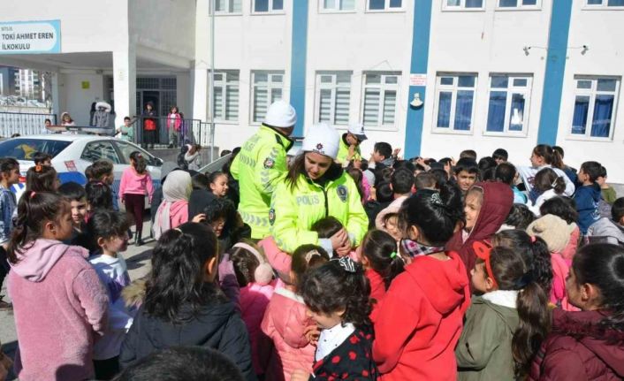 Emniyet müdürlüğü tarafından öğrencilere trafik eğitimi verildi