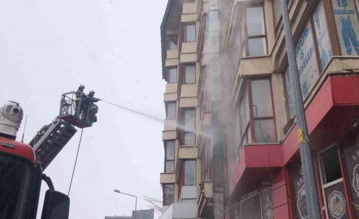 Erzurum’da işyerinin çatısında çıkan yangın itfaiye ekiplerince söndürüldü