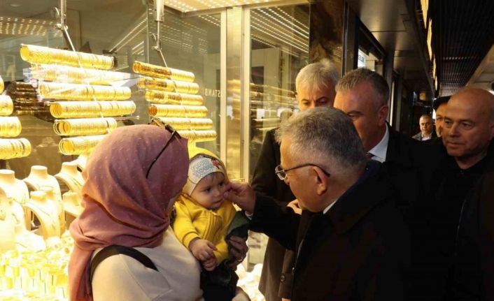 Esnafla buluşan Büyükkılıç: “Durmak yok, koşmaya devam”