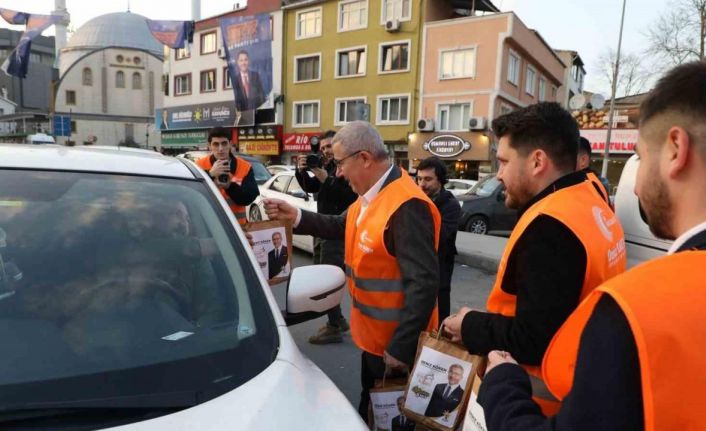 Eyüpsultan’da trafikte kalan vatandaşlara iftariyelik ikramlarda bulundu