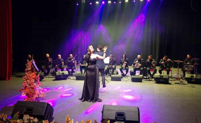 Farklı meslek gruplarından oluşan korodan muhteşem konser: Dakikalarca alkışlandılar