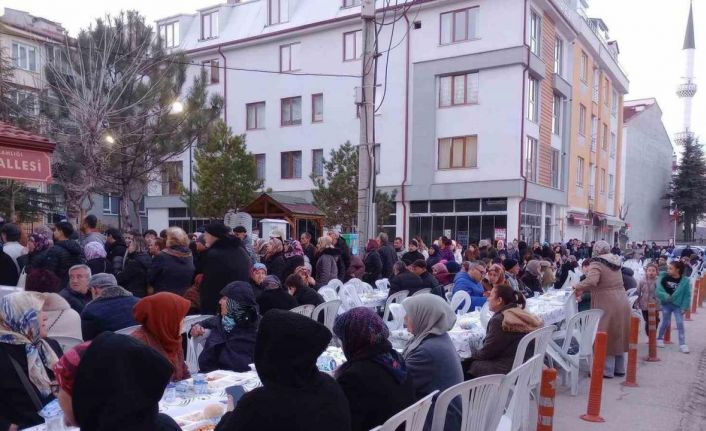 Fatih Mahallesi’ndeki vatandaşlar iftarda bir araya geldi