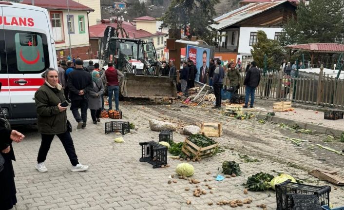 Freni boşalan iş makinesi pazarın içerisine daldı: 1 yaralı