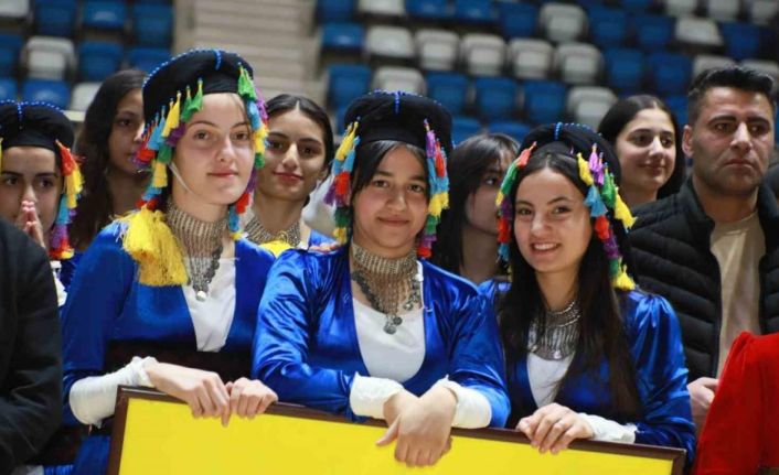 Hakkari’de “Kulüpler Arası Halk Oyunları Yarışması” yapıldı